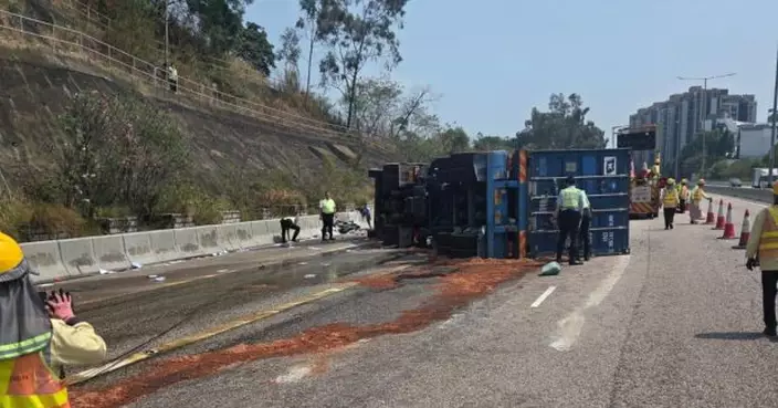 屯門公路貨櫃車與消防車相撞　貨櫃車翻側司機受傷送院