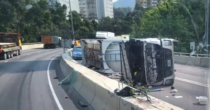 屯門龍富路有貨車失事壓中另一私家車　貨車司機受傷昏迷