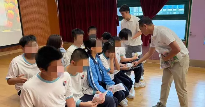 陳國峰親手包裝福袋探特殊學校 與學生玩花藝兼任評判 望身教愛兒多做善事