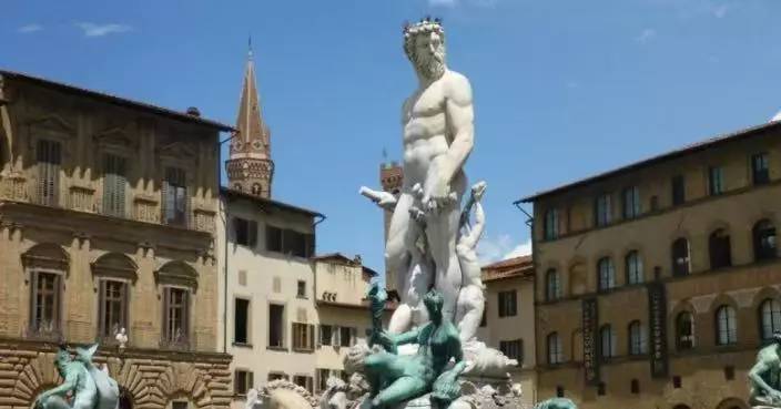 被友人慫恿爬海神雕像摸敏感部位 準新娘遊意大利涉毀文物被捕