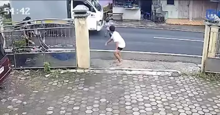 疑為尋母衝出馬路 印尼男童遭高速行駛貨車撞斃 心碎畫面曝光！