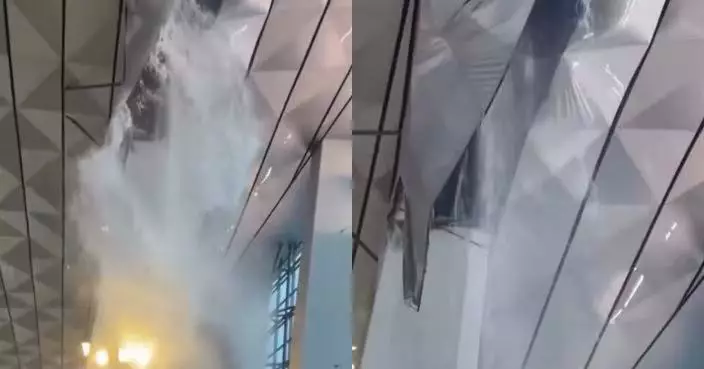 雅加達機場天花板因連日暴雨不堪負荷崩塌 積水灌入候機室旅客狼狽走避