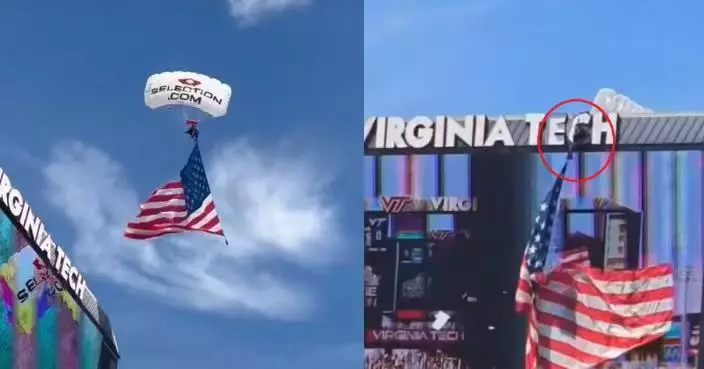 美大學足球賽開幕儀式出意外 跳傘員攜國旗降落遭風吹偏卡記分板上