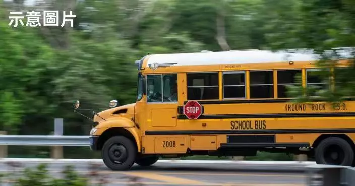 美校車司機突昏迷車輛偏離車道 多名中學生臨危不亂合力停車救全車人性命