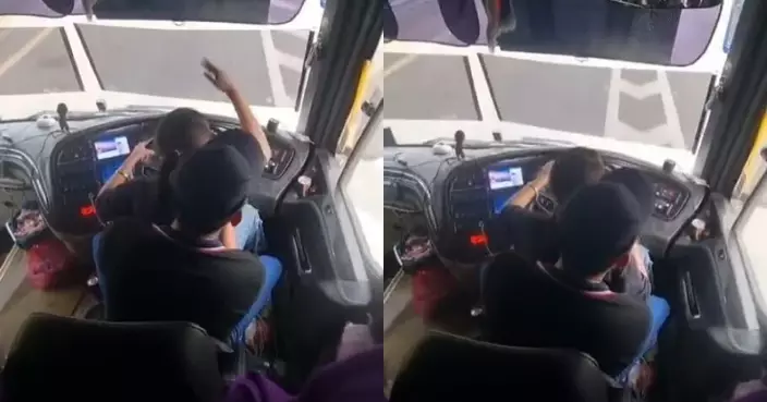 車輛一度偏離車道 大馬女坐巴士司機大髀「學揸車」 離譜行為曝光引公憤