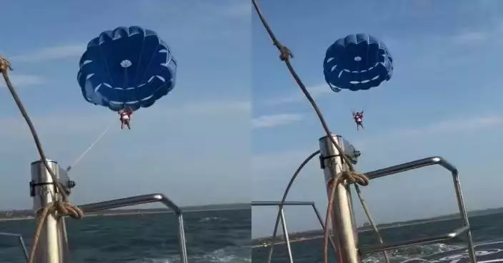 印度海灘玩拖曳傘纜繩突斷裂 遊客與船隻分離半空搖擺後墮海