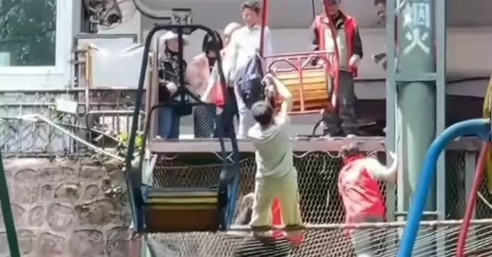 有片！坐纜車離站後突反悔帶娃下車 四川男懸掛半空獲工作人員及時救援保命