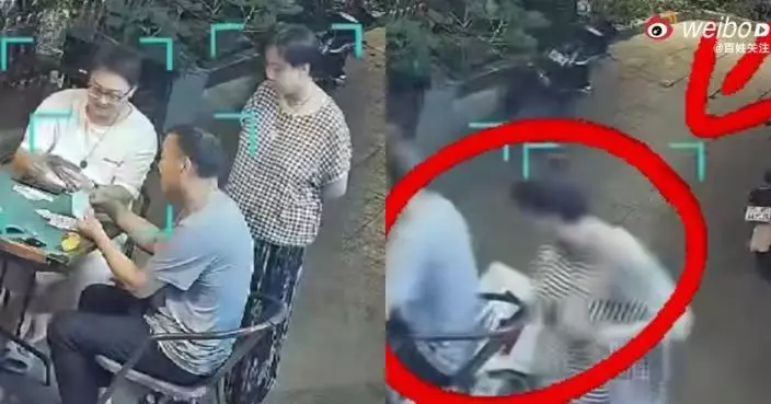 街邊睇打牌突天降冷氣機外機 東莞婦瞬間「神躲開」避致命一擊