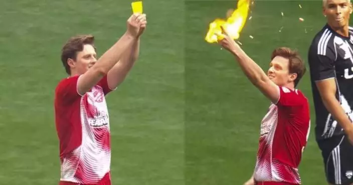 曾出示Uno迴轉卡惹爆笑！英YouTuber參加慈善賽遭亮黃牌變魔法當眾燒毀