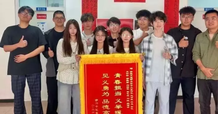 踏青發現火情 新疆10名大一生拎滅火器合力救火20分鐘保6畝林帶安全