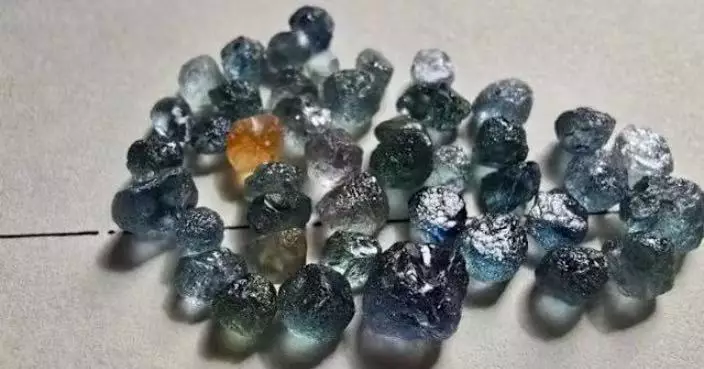 唔買鑽戒買100磅藍寶石礫石 情侶親手揀原石製專屬婚戒浪漫又有創意