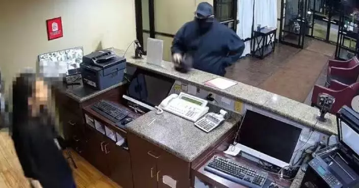 最優雅搶劫？美蒙面賊闖酒店打劫先「問好」現金得手後再道謝 離奇畫面曝光