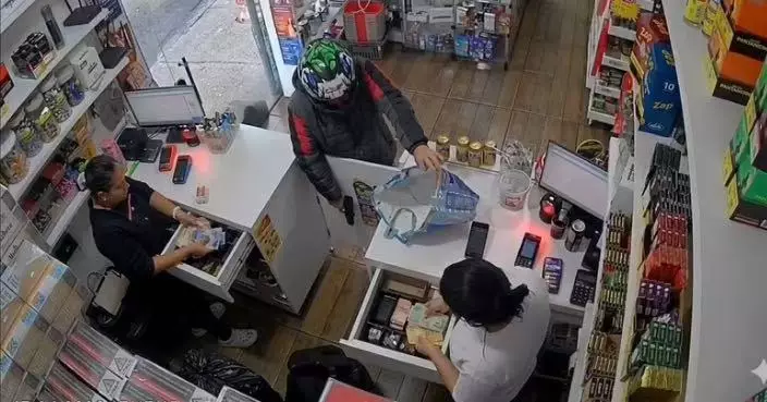 持假槍搶劫便利店 巴西劫匪衝出店外即遭店主開槍擊中 再被車撞飛