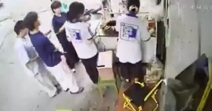 排隊買香腸變頂班！越南兩女學生幫睇攤位 1小時幾乎清空食材驚呆老闆