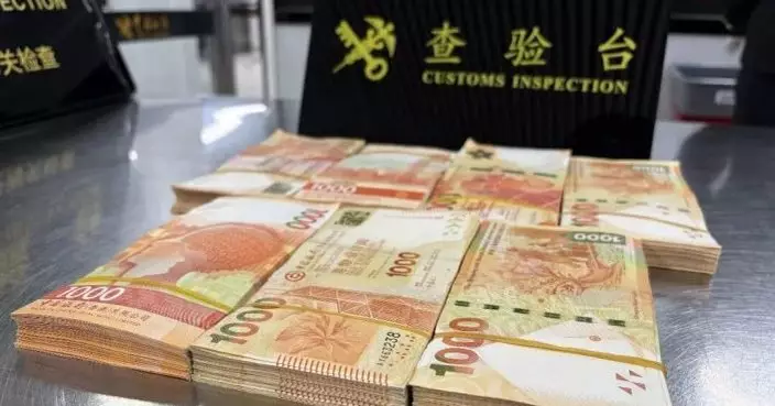 羅湖口岸過關婦人步伐急促遭截查  揭外套口袋及腰腹藏70萬現金