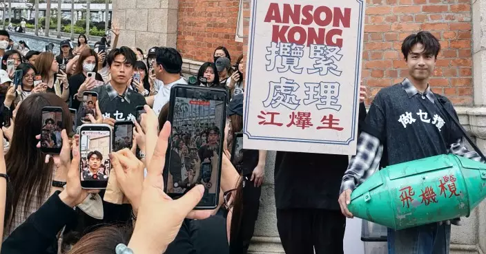 江爗生AK快閃尖沙咀派飛機欖宣傳新歌 被「生粉」挑機叫叔叔