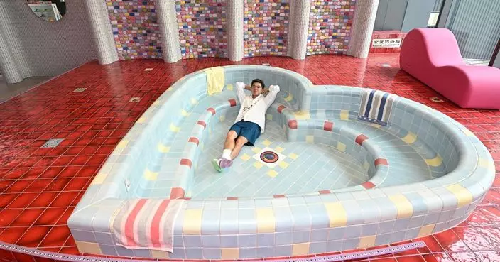 「左旋們浴場」油街藝術展反思公共私密界線 1,200塊手工陶瓷磚浴池好吸睛