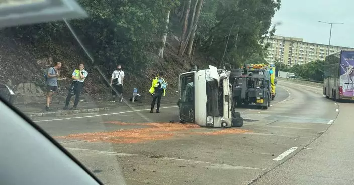 黃雨下龍翔道8分鐘兩車禍 其中客貨車翻側1人傷
