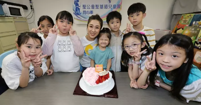 鍾嘉欣攜細女探訪兒童院 與基層兒童畫復活蛋畫作、慶生傳愛