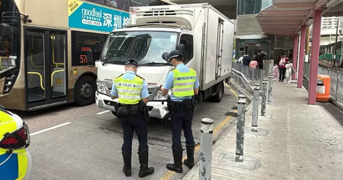 輕型貨車屯門公路車群中高速穿插 61男司機涉兩罪被捕