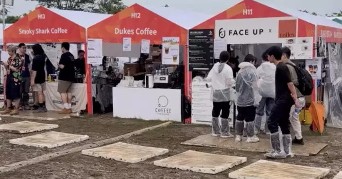 西九咖啡節最後一日大會現場舖膠板 市民笑言體驗「泥漿上喝咖啡」