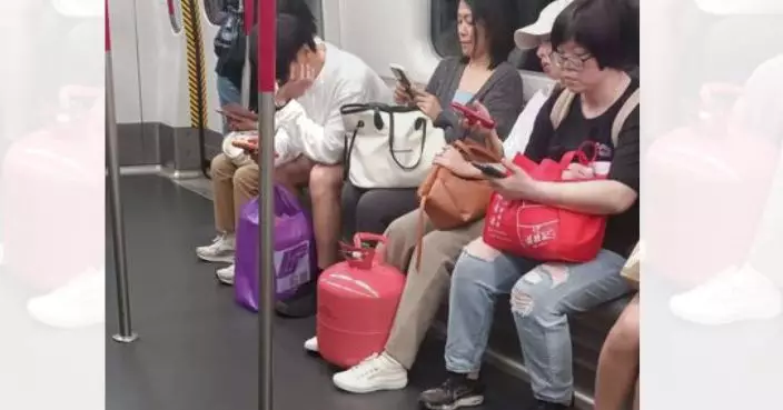 港鐵車廂乘客攜壓縮氣體罐 鄰座淡定無制止 網民驚呼「好爆炸性」