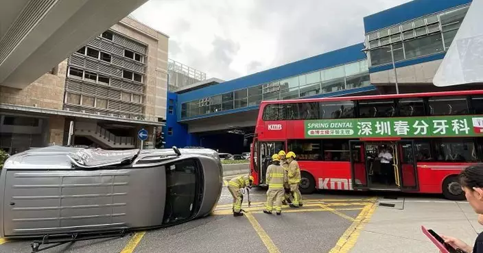 大圍站對開九巴與客貨車相撞 客貨車翻側司機一度被困