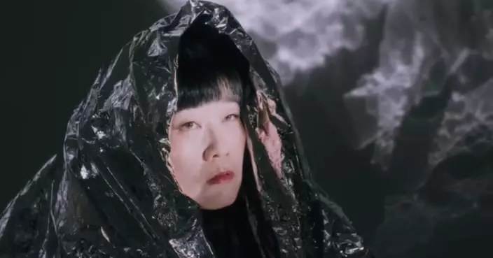 馮穎琪延續6年前《清酒之約》MV以金箔重生 推2026第二首派台歌《此方之勺》