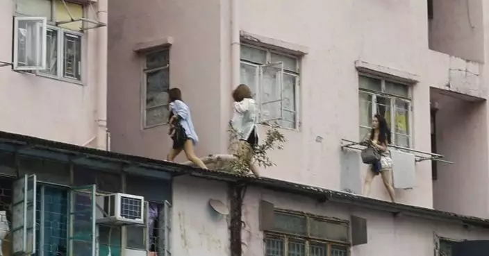 元朗住宅驚現多名女子行簷篷 網民熱議：火警演習？掃黃行動？