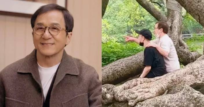 成龍房祖明被偶遇同遊惠州 父子樹下並肩而坐畫面溫馨