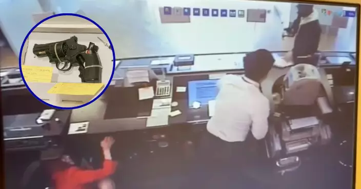 灣仔東亞銀行劫案 警指持行街紙華人單獨犯案被捕 檢氣槍鎚仔及贓款