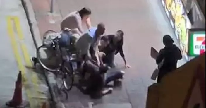 太子大南街兩大叔街頭MMA場面混亂 網民：加埋幾百歲仲打架