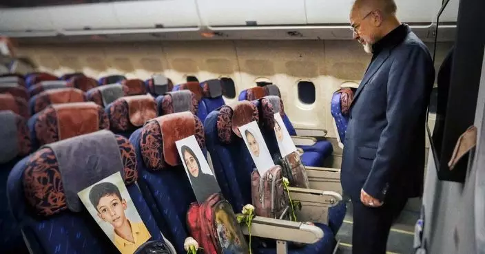 中東局勢｜伊朗代表團飛機座位擺放遇難兒童相片