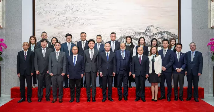 農融在北京會見香港律師會會長湯文龍一行