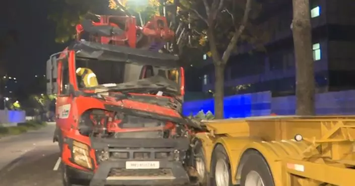 元朗泥頭車撞停路邊拖車 男司機一度昏迷被困受傷送院