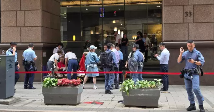 79歲男上環中遠大廈門外遇襲案 警追緝年約50歲白衣男