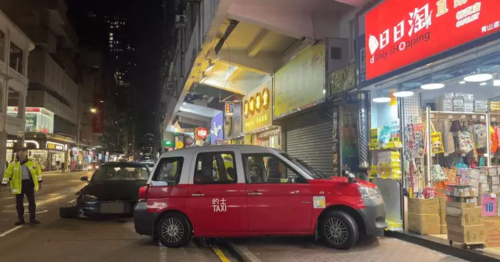 長沙灣青山道兩車相撞 Tesla「甩轆」的士剷上行人路險衝入家品店