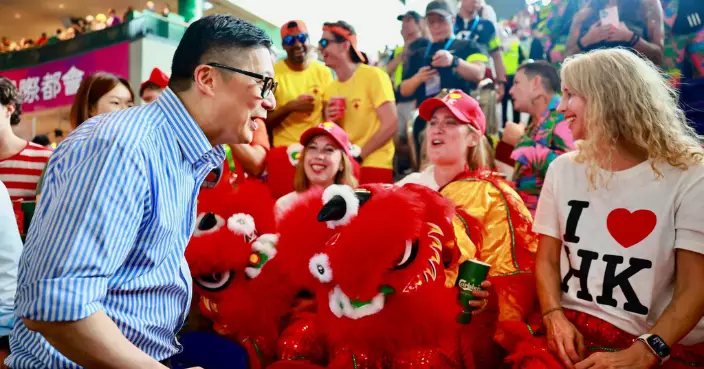 鄧炳強到七欖現場與球迷交流 稱感受到國際城市活力與魅力