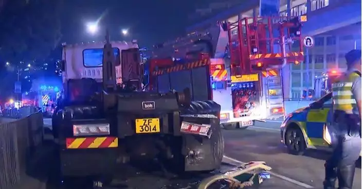 青衣小巴撞貨車拖頭釀12傷 76歲司機涉危駕被捕