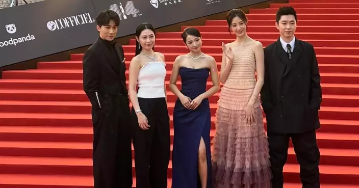 2026金像獎｜大會YouTube平台直播主持盛裝打扮率先登場 吳肇軒筆華棋蔡蕙琪趙君瑜連花開Live與網民互動