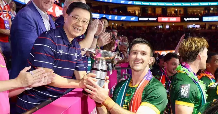 李家超為七欖男子銀盃賽頒獎 指欖球賽體現香港活力多變永不言敗