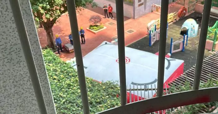 六旬漢指被欠薪兼遭限期遷出公屋 窗外掛大字報圖跳樓終被勸服送院