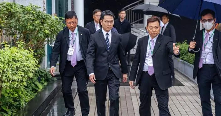 大埔火災｜消防員惡劣環境突圍救人 手提80公斤加壓泵上樓撲火 陸官：努力有目共睹