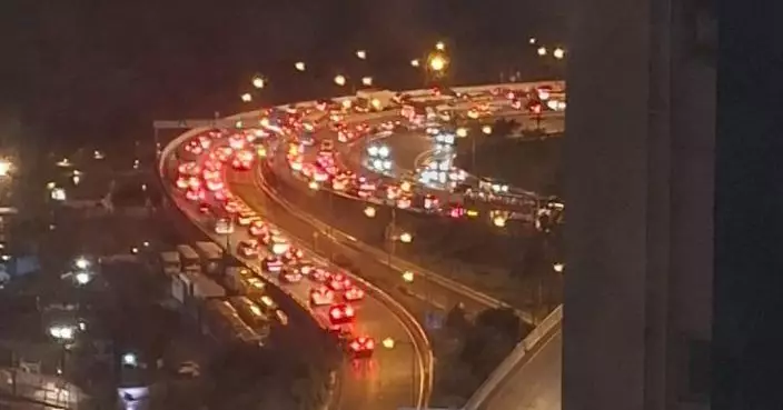 西隧私家車與貨車相撞無人傷　往九龍快線封閉現場交通擠塞