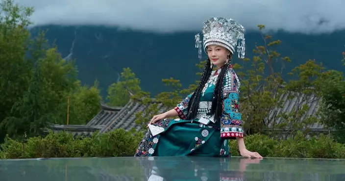 朱晨麗雲南着民族服戴巨型頭飾 翠綠山巒雲海襯托仙氣