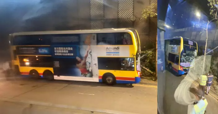 無載客城巴荃灣疑剷上行人路「自炒」撞燈柱 公司指車長已停職