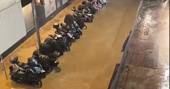 灣仔謝斐道爆鹹水管湧大量黃泥水 近20部電單車一度被浸