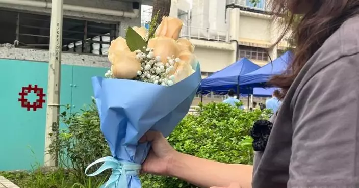 大埔火災｜當日目睹火災全過程 單位損毀嚴重未能上樓 女兒持花悼念盼母親安息