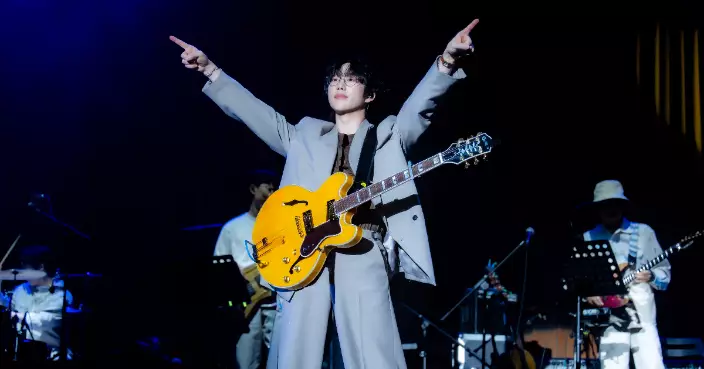 10CM 香港開唱苦練廣東歌 驚喜演繹《用背脊唱情歌》