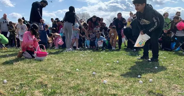 密歇根州直升機空投棉花糖 兒童爭相收集換獎品